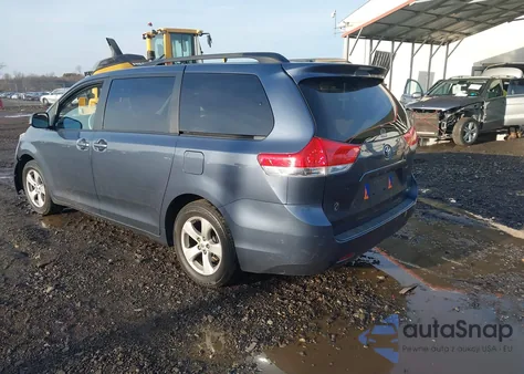 2014 Toyota Sienna Le V6 8 Passenger z USA, uszkodzony, nr VIN 5TDKK3DC1ES410979